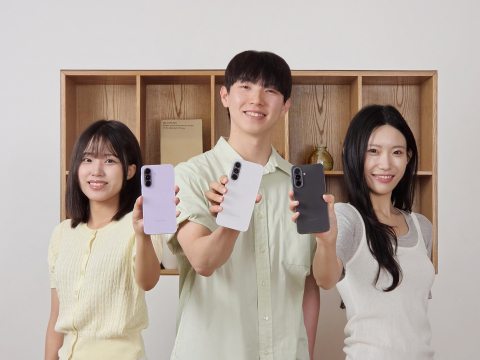 삼성전자 모델들이 새롭게 출시한 ‘갤럭시 A37 5G’를 소개하고 있다