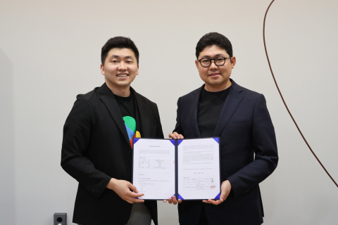 폰드메이커스 박이래 대표(왼쪽)와 리브위드 장준영 대표가 ‘숲세권 라이브 2호점’ 오픈을 위한 공식 업무계약을 체결했다