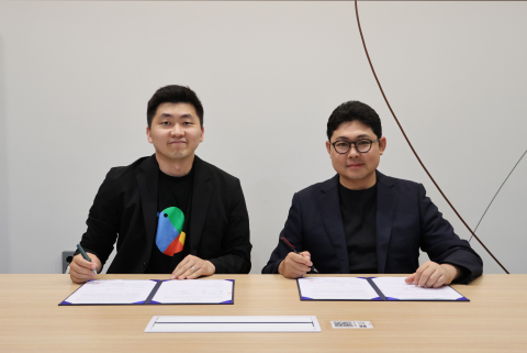 폰드메이커스 박이래 대표(왼쪽)와 리브위드 장준영 대표가 ‘숲세권 라이브 2호점’ 오픈을 위한 계약서에 서명하고 있다