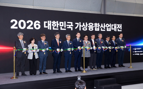 ‘2026 대한민국 가상융합산업대전(KMF)’ 개막식에 참석한 류제명 과학기술정보통신부 제2차관을 비롯한 주요 관계자들이 행사 시작을 알리는 개막 테이프 커팅을 하고 있다(제공=과