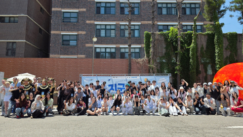 ‘Global Youth Festival - 지구마실’ 참여 연계 기관·단체 및 청소년 자치기구·동아리 관계자들이 단체 사진을 촬영하고 있다