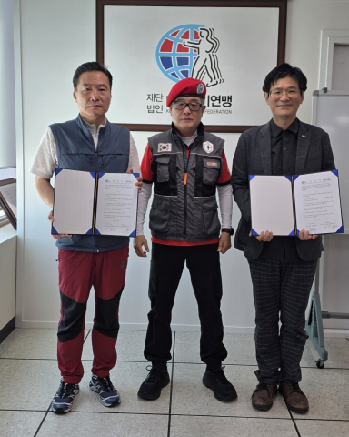 왼쪽부터 대한걷기연맹 김영국 이사장, 이강옥 회장, 웰빙200 박현준 대표가 업무협정 체결 후 기념촬영을 하고 있다