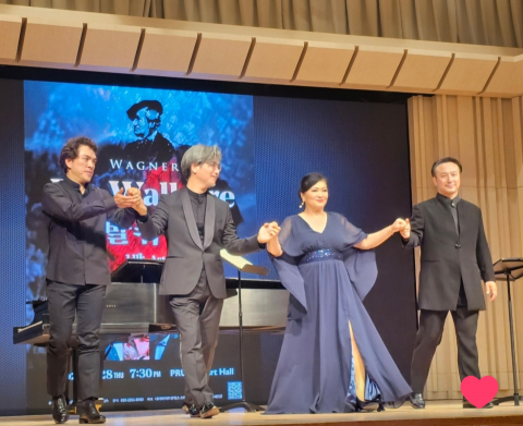 지난 5월 28일 서울 푸르지오아트홀에서 공연진이 대단원의 막을 내리며 관객들에게 인사하고 있다. 왼쪽부터 백윤학 지휘자, 오재석 베이스, 문수진 소프라노, 김재석 테너