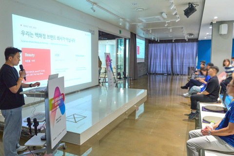LG생활건강이 지난 18일 서울 강남구 코엑스에서 열린 ‘2026 서울 오픈이노베이션 런칭데이’에 참석해 사업 설명회를 진행하고 있다