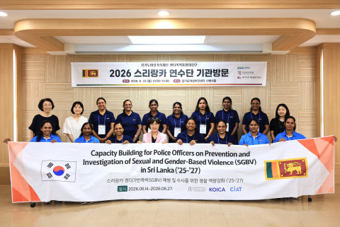 경기도젠더폭력통합대응단을 방문한 스리랑카 경찰청 여성학대방지국 대표단이 기념촬영을 하고 있다. 앞줄 왼쪽 네 번째부터 이성은 경기도젠더폭력통합대응단 단장, 지타니 쿠수만잘리 아투코