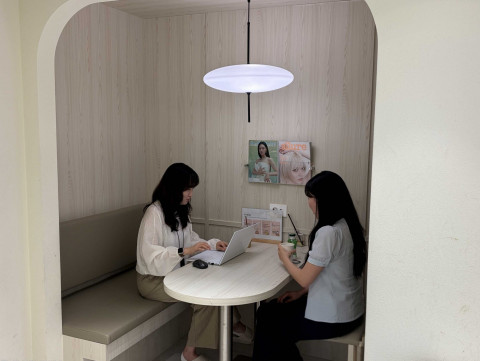 올리브인터내셔널 구성원들이 인턴 실무 경험에 대해 이야기를 나누고 있다(제공=올리브인터내셔널)