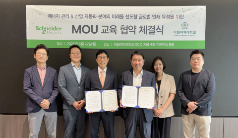 왼쪽부터 이화여대 전자전기공학전공 김정호 교수, 이화여대 전자전기공학전공 최선한 교수, 이화여대 융합전자반도체공학부 강제원 학부장, 슈나이더 일렉트릭 아카데미 손장익 이사, 슈나이
