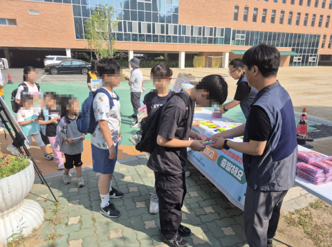 교통안전 캠페인 현장에서 안전 의식을 높이기 위한 홍보 활동을 펼치고 있다