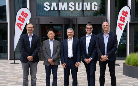 왼쪽부터 엠레 에빈치(Emre Evinc) 삼성전자 유럽 IoT 비즈니스 총괄 디렉터, 설훈 삼성전자 독일 소비자가전 부문장, 마이크 무스타파(Mike Mustapha) ABB 스