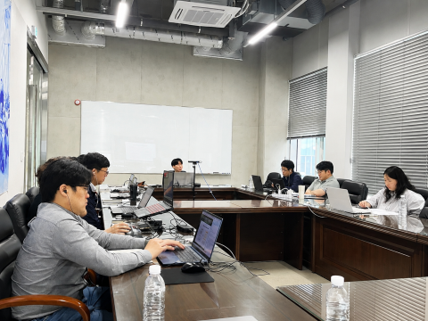 교육 참가자들이 클로드 코드(Claude Code)를 활용한 실무 자동화 실습을 진행하고 있다(사진=선엔지니어링종합건축사사무소)