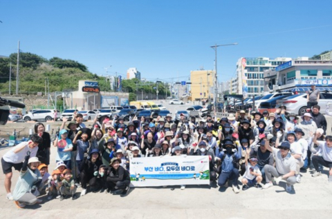 제31회 바다의 날 ‘부산 바다, 모두의 바다로’에 참여한 시민 78명(2026.5.31, 부산 영도 중리노을전망대 앞 해변). 현수막 문구는 일회성 인쇄를 줄이기 위해 빈 천에 