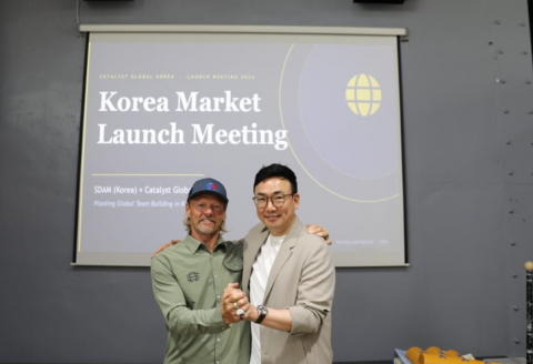 Catalyst Global 한국 공식 파트너십 체결 후 기념 촬영을 하고 있는 Catalyst Global Guy Baker 대표(왼쪽)와 스담KLT 김수진 대표(오른쪽)