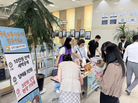원주 혁신도시 공공기관 직원들이 보훈공단 로비에서 고향사랑기부제에 참여하고 있다