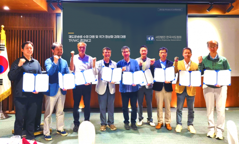 한국삭도협회 회원사 사장단이 6월 10일 사장단 워크숍에서 개정 궤도운송법 시행에 따른 안전·공익·데이터 기반 산업 전환 결의문에 서명한 뒤 기념촬영을 하고 있다