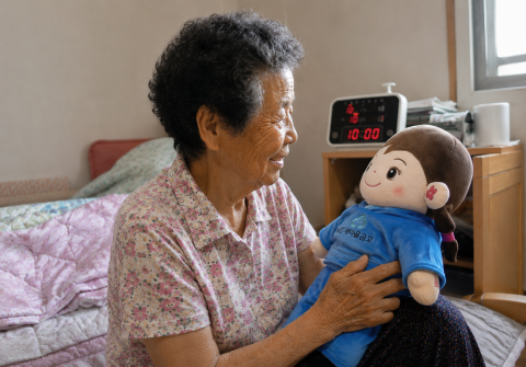 부산시 영도구가 MG새마을금고의 지원을 받아 관내 독거 어르신 60가구에 AI 돌봄로봇 ‘효돌이’를 보급했다