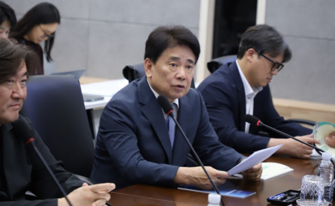 한국지방행정연구원 육동일 원장이 시상식에서 심사평을 말하고 있다