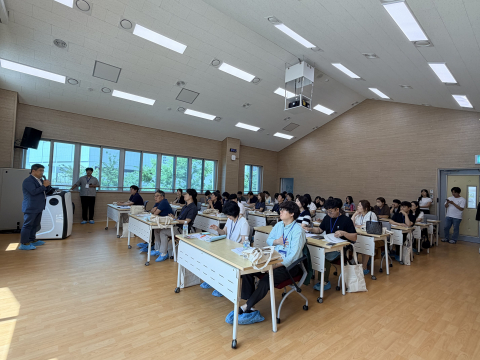 30일 열린 한국교육시설안전원 ‘2026년도 학생배치·학교설립 업무담당자 인사이트 투어’에 참석한 실무자들이 세종 산울초중학교 공간을 견학하며 현장 설명을 듣고 있다(제공=한국교육