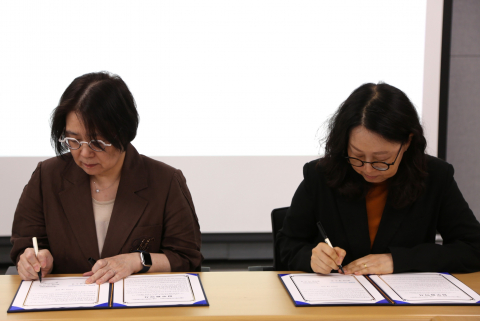 서울시정신건강복지센터 이기연 센터장과 서울사회복지공익법센터 배소영 센터장이 업무협약식을 진행하고 있다