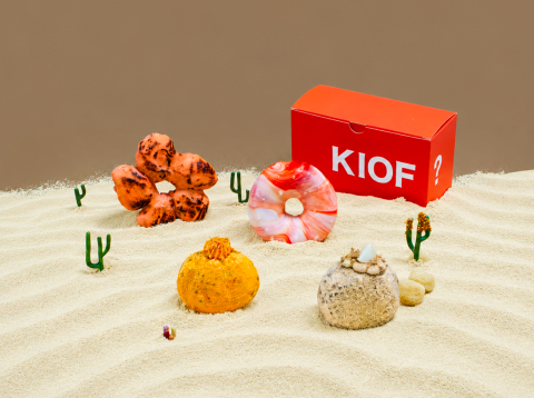 아임도넛 × KISS OF LIFE 컬래버 도넛 ‘썬번 피넛버터 도넛’, ‘선셋 황치즈 도넛’, ‘히트웨이브 레몬 도넛’, ‘샌드 인절미 도넛’ 4종. 재료의 색감과 질감을 살려 