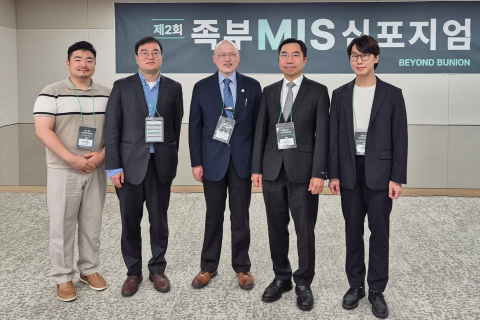 SNU서울병원 족부전담팀이 ‘제2회 족부 최소침습수술(MIS) 심포지엄’에서 일본 나도가야병원의 토시노리 쿠라시게(Toshinori Kurashige) 박사와 최소침습 무지외반증 