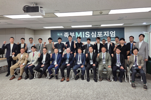 지난 7월 4일 열린 ‘제2회 족부 최소침습수술(MIS) 심포지엄’에서 국내외 족부족관절 전문가들이 기념촬영을 하고 있다(사진=SNU서울병원)