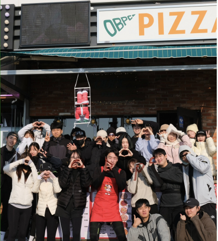 부산 광안리 캐주얼 피자 펍 ‘OBPC(One Bite Pizza Club)’ 광안점 매장 전경. 광안대교 뷰와 함께 직접 구운 피자와 생맥주를 즐길 수 있는 공간이다