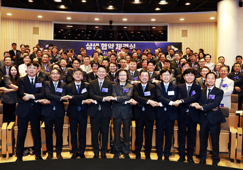 7월 2일 서울 중구 SKT타워에서 열린 ‘SK-1·2·3차 협력사 간 상생 협약’ 체결식에서 앞줄 왼쪽 3번째부터 정재헌 SK텔레콤 CEO, 최창원 SK수펙스추구협의회 의장, 주