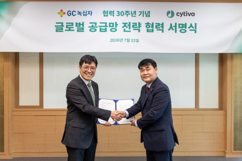 GC녹십자와 싸이티바가 파트너십 30주년을 맞아 진행한 글로벌 공급망 전략 협력 서명식에서 GC녹십자 신웅 운영총괄부문장(오른쪽)과 싸이티바 코리아 김성필 대표(왼쪽)가 악수를 나