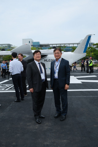 황호원 항공안전기술원장(왼쪽)과 이대성 한국항공대학교 교수가 ‘2026년 도심항공교통(UAM) 비행 쇼케이스’ 현장에서 기념촬영을 하고 있다
