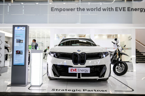 The BMW iX3 displayed at the EVE Energy booth features the company’s 46-series large cylindrical bat