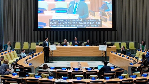 UN ECOSOC 고위급 정치포럼(HLPF) 회의장에서 구교산 이태석재단 미주지부장이 남수단 AI 교과서 프로젝트를 발표하고 있다