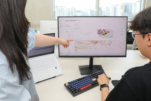 동아쏘시오그룹 임직원들이 AI 신약개발 플랫폼 ‘AIDDP’를 활용하고 있다