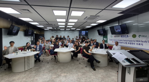 ‘2026년 한·베 축산 분야 연구자 교류 세미나’의 참석자들이 기념 촬영을 하고 있다