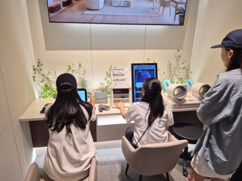 더샵 검단레이크파크 견본주택 방문 고객이 상벨을 이용하고 있다
