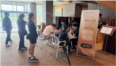 아크(ARK)가 시각장애인 스포츠 현장에서 건강 스크리닝을 진행하고 있다