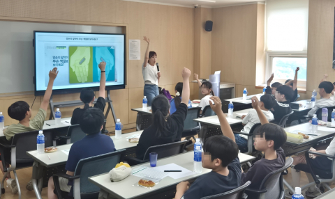 기업은행 지정기탁사업 및 사회복지공동모금회 지원으로 진행된 ‘마음리치프로젝트’에서 청소년들이 활동에 참여하고 있다