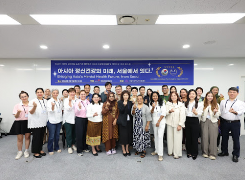 9일 서울시광역심리지원센터와 국민건강보험공단의 제6차 협력회의 참가자들이 단체사진을 촬영하고 있다