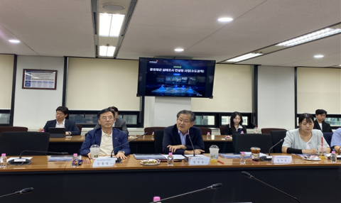한국지방재정공제회가 지난 15일 ‘공유재산 실태조사 컨설팅 사업’ 착수보고회를 개최하고 본격적인 조사 수행에 착수했다. 앞줄 가운데가 정선용 이사장, 왼쪽이 김종범 상임이사