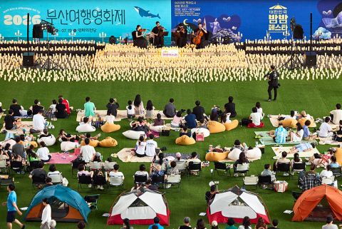 지난 18일 개최된 ‘2026 대한민국 밤밤페스타 부산’을 찾은 관람객들이 빈백과 캠핑 의자에서 책을 읽고 힐링을 즐기고 있다