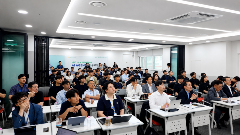 농협정보시스템 실무진이 AI 해커톤 발표를 지켜보고 있다(제공=조코딩AX파트너스)