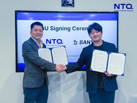 NTQ Korea Tran Ho Phuong 대표(왼쪽)와 반야AI 황병대 대표가 업무협약 체결 후 기념 촬영을 하고 있다