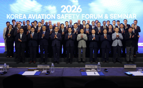 ‘2026 대한민국 항공안전포럼 및 제31회 항공안전세미나’ 참석자들이 15일 그랜드 하얏트 인천에서 기념촬영을 하고 있다