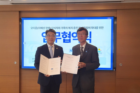 왼쪽부터 한국선급 최원준 수석부사장과 한국자폐인사랑협회 김용직 회장이 업무협약식에서 기념 촬영을 하고 있다