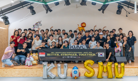 ‘2026 KU-SMU 연합 글로벌 아이디어톤’ 행사가 성황리에 마무리되고, 총 8개 팀 50명의 참여 학생이 건국대학교의 상징인 K(케이) 손 모양을 하며 기념 촬영을 하고 있다