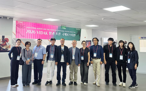 2026 VIDAK ‘말과 초원’ 국제포스터전이 열린 몽골 울란바토르 몽골과학기술대학교(MUST)​ 전시장에서 한국시각정보디자인협회(VIDAK) 노상용 회장과 회원 및 참가자들이 