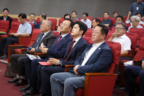 참석한 주요인사들이 토론회를 경청하고 있다