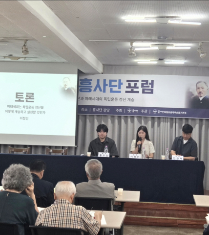 독립유공자 후손 이정민 학생이 미래세대가 역사에 자연스럽게 관심을 가질 수 있도록 하는 방향에 관해 의견을 말하고 있다