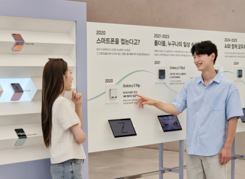 삼성전자 모델이 ‘폴더블 헤리티지’의 ‘갤럭시 폴드·플립 스토리’ 섹션에서 역대 갤럭시 폴더블 라인업을 확인하는 모습