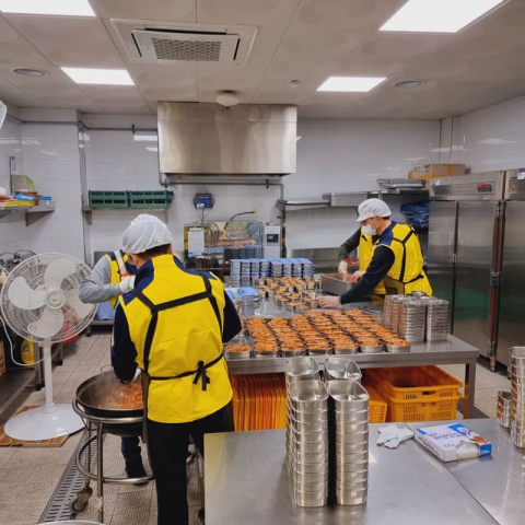 월드비전 서울서부사업본부에서 ‘사랑의도시락’ 봉사활동을 진행 중인 하모니렌트카 임직원의 모습