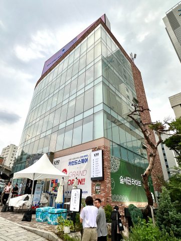 카인드스퀘어는 독립문 사거리에 위치한 지역사회 복합 문화공간으로, 숲세권 라이브 2호점의 공연 공간을 통해 문화 콘텐츠를 선도하는 역할을 수행할 것이다